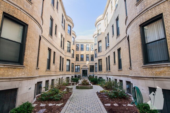 1216 N Dearborn St, Unit 1B in Chicago, IL - Building Photo - Building Photo