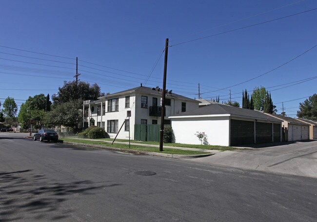 15501 Victory Blvd in Van Nuys, CA - Building Photo - Building Photo