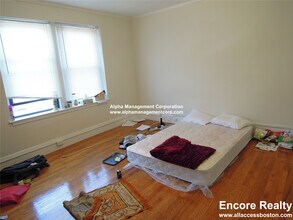 349 Pleasant St, Unit B2-5 in Malden, MA - Building Photo - Building Photo