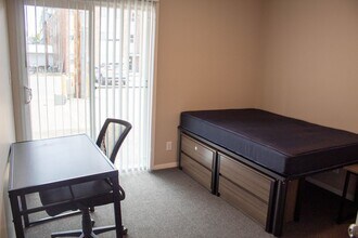 107 E Springfield in Champaign, IL - Building Photo - Interior Photo