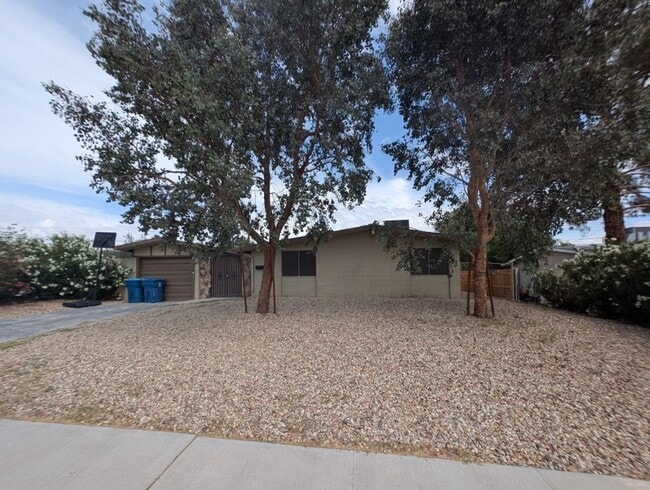 1956 Golden Arrow Dr in Las Vegas, NV - Building Photo - Building Photo