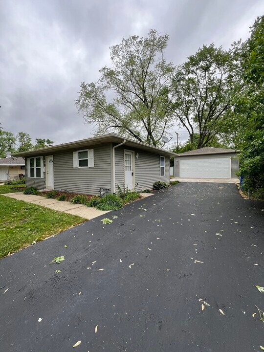 102 Caddy Ave in Carpentersville, IL - Building Photo