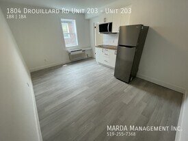 1804 Drouillard Rd in Windsor, ON - Building Photo