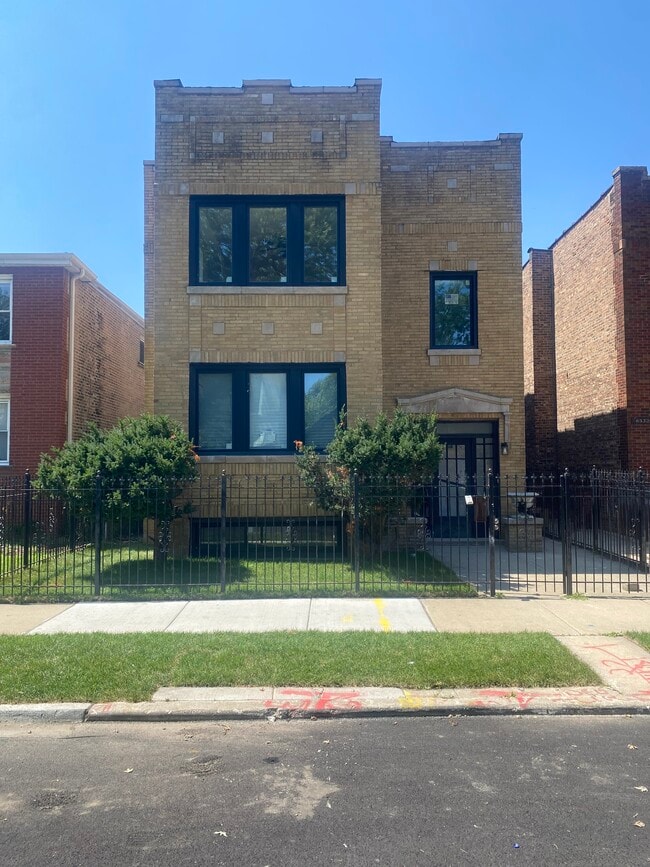6336 S Eberhart Ave, Unit Woodlawn Beauty