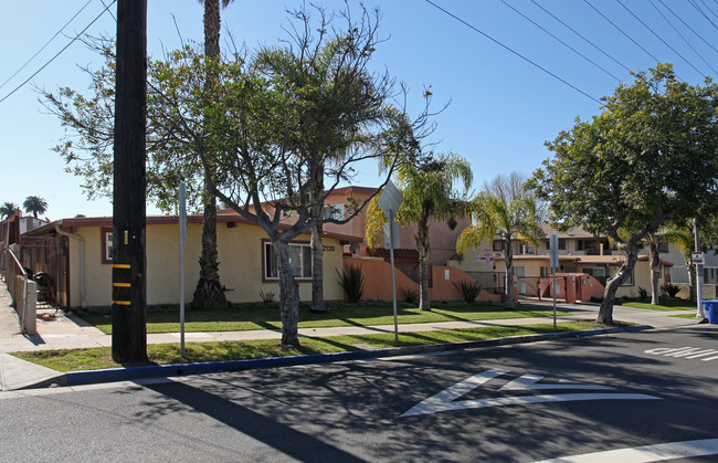 2112-2120 Delaware Ave in Santa Monica, CA - Building Photo - Building Photo