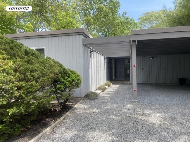 1A Beatrice Dr in Hampton Bays, NY - Foto de edificio - Building Photo