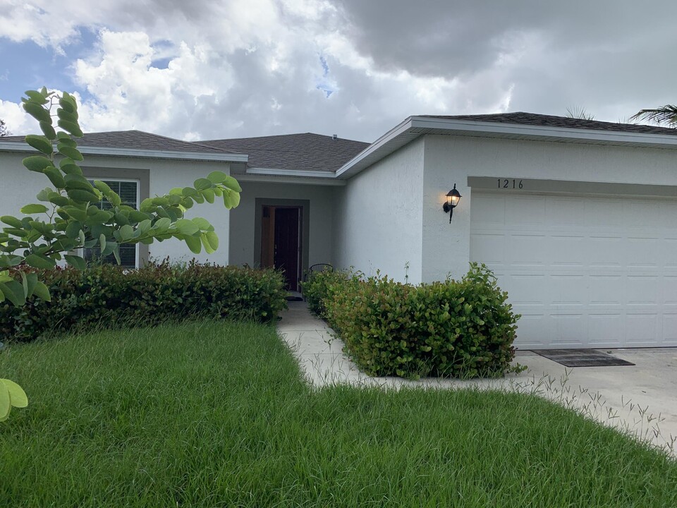 1216 SW Ermine Ave in Port St. Lucie, FL - Building Photo