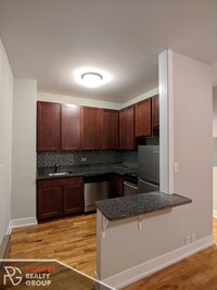 633 W Barry Ave, Unit 408 in Chicago, IL - Building Photo - Building Photo