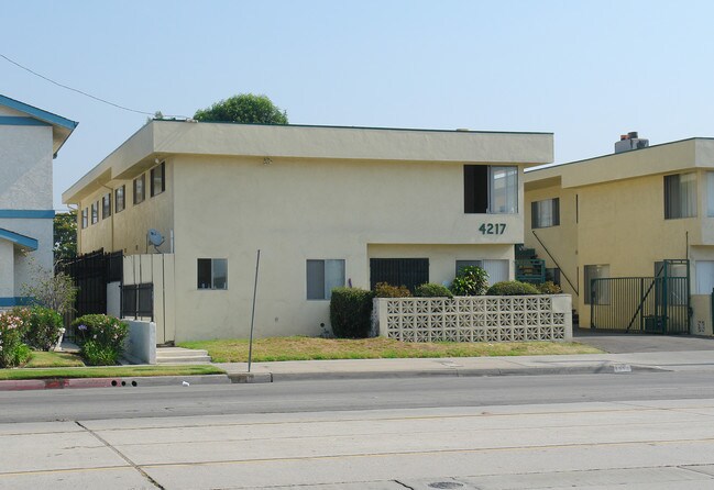 4211-4217 W Rosecrans Ave in Lawndale, CA - Building Photo - Building Photo