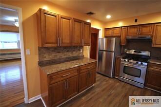 40 Star St in Iselin, NJ - Building Photo - Building Photo