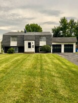 4458-4460-4460 Washington Square Dr in Austintown, OH - Building Photo
