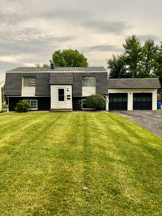 4458-4460-4460 Washington Square Dr in Austintown, OH - Building Photo