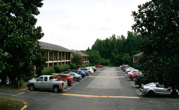 Hampton Court I & II in Winston-Salem, NC - Building Photo - Building Photo