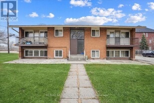 2354 Queensway Dr in Burlington, ON - Building Photo