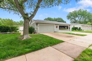 2658 Sumac St in Woodridge, IL - Building Photo