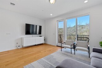 6020 Springdale Rd in Austin, TX - Building Photo - Building Photo