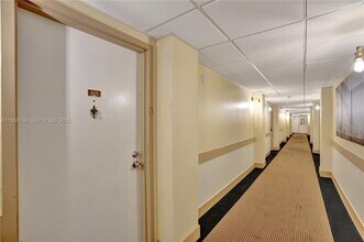 4164 Inverrary Dr in Lauderhill, FL - Foto de edificio - Building Photo