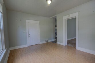 1320 Brown St-Unit -1320 in Davenport, IA - Building Photo - Building Photo