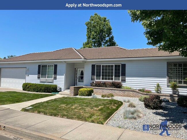 927 Mountain View Dr in Medford, OR - Building Photo - Building Photo