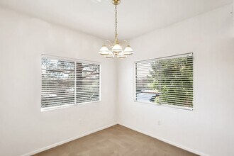 1050 E Cactus Ave in Las Vegas, NV - Building Photo - Building Photo