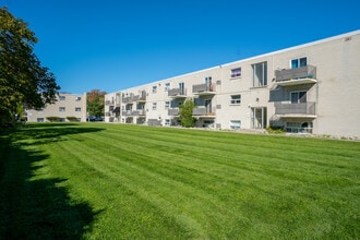 Devine Street Apartments in Sarnia, ON - Building Photo - Building Photo