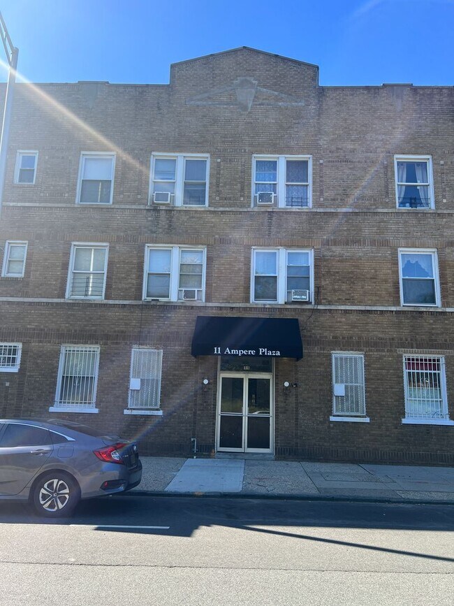 11 Ampere Plaza in East Orange, NJ - Building Photo - Interior Photo