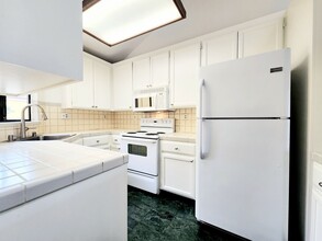 939 Laurel St in San Carlos, CA - Building Photo - Building Photo