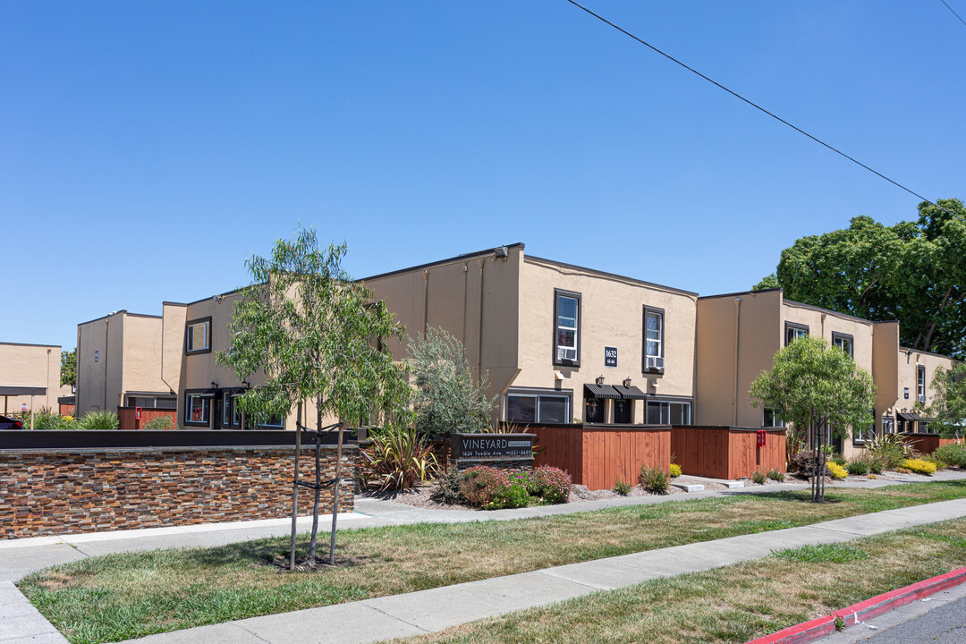 Vineyard Townhomes in Napa, CA - Foto de edificio