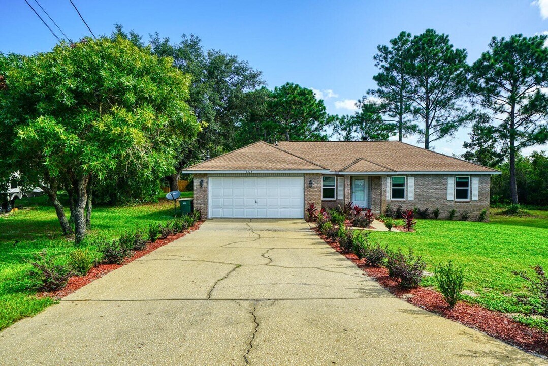 8828 Arlington Ln in Navarre, FL - Building Photo