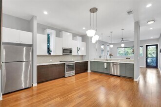 1518 Parker Ln, Unit B in Austin, TX - Building Photo - Building Photo