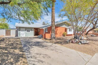 8316 E Indian School Rd in Scottsdale, AZ - Building Photo - Building Photo