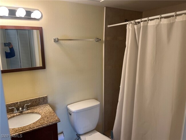 9261 Central Park Dr in Ft. Myers, FL - Building Photo - Building Photo