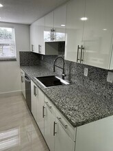 9300 W Flagler St, Unit 229 in Miami, FL - Foto de edificio - Building Photo