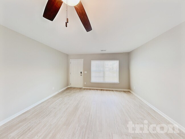 4439 Oak Pointe Dr in Winston-Salem, NC - Foto de edificio - Building Photo