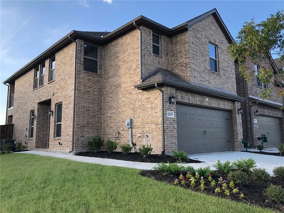 4529 Titus Cir in Plano, TX - Foto de edificio