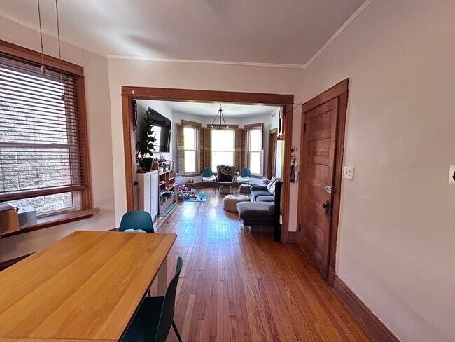 2531 N Sacramento Ave, Unit Top Floor in Chicago, IL - Building Photo - Building Photo