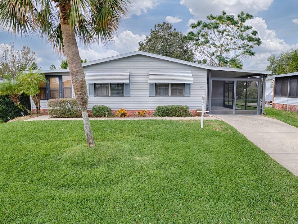 1550 Hillcrest Dr in Lady Lake, FL - Building Photo