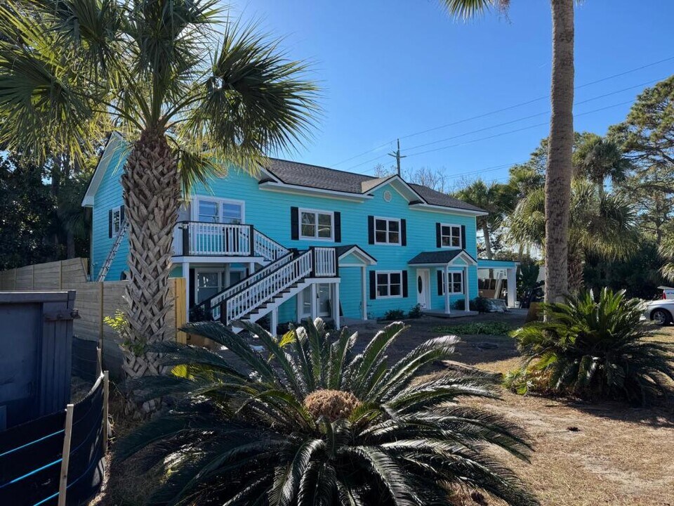 303 3rd St in Tybee Island, GA - Building Photo