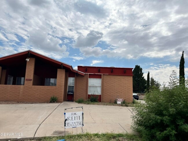 property at 5524 Oakbriar Cir
