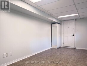 1 Shadberry Dr in Toronto, ON - Building Photo - Building Photo