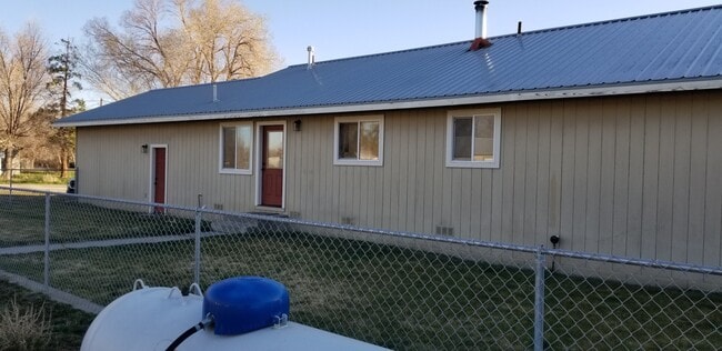 472-285 Johnstonville Rd in Susanville, CA - Foto de edificio - Building Photo