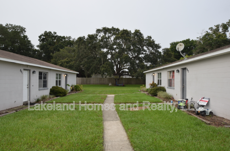 885 School House Rd in Lakeland, FL - Foto de edificio