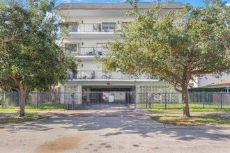 1960 Marseille Dr in Miami Beach, FL - Building Photo - Building Photo