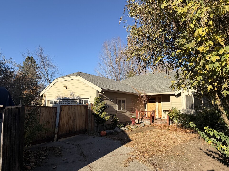 164 Graham Way in Talent, OR - Building Photo