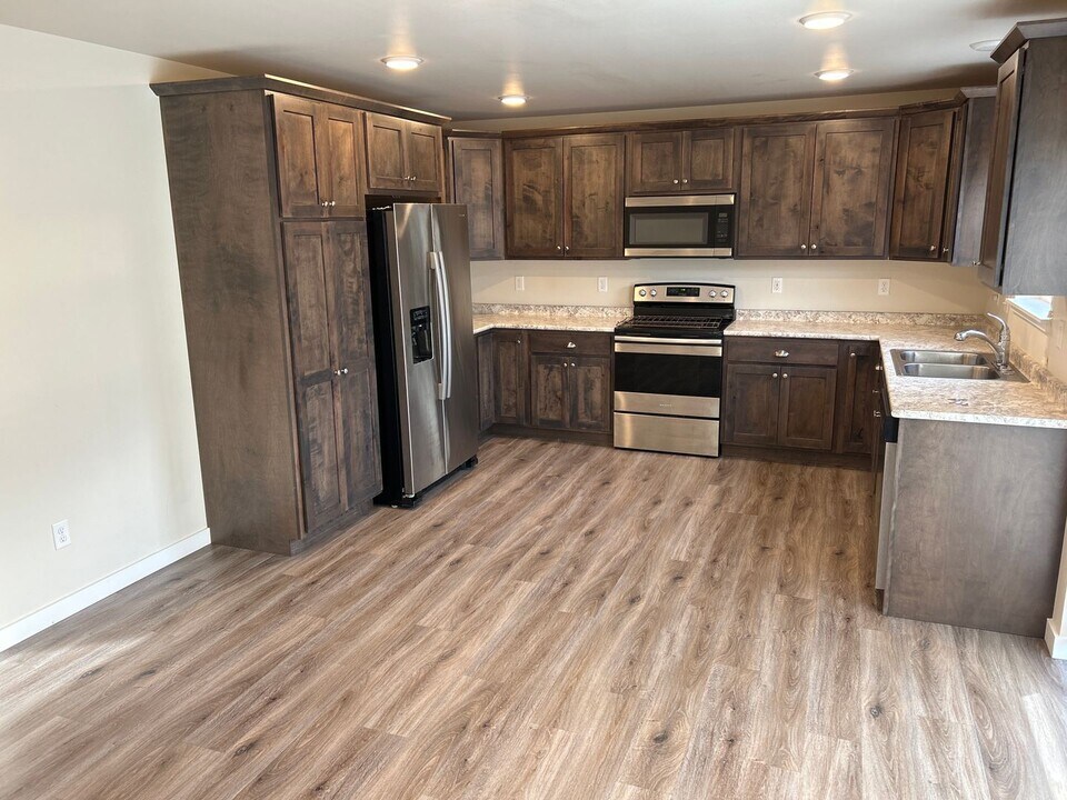 701 13th St in Belgrade, MT - Building Photo