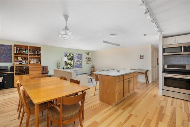 66 Girard Ave in Newport, RI - Foto de edificio - Building Photo