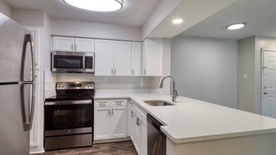 The Crest on Hampton Hollow in Silver Spring, MD - Foto de edificio - Building Photo