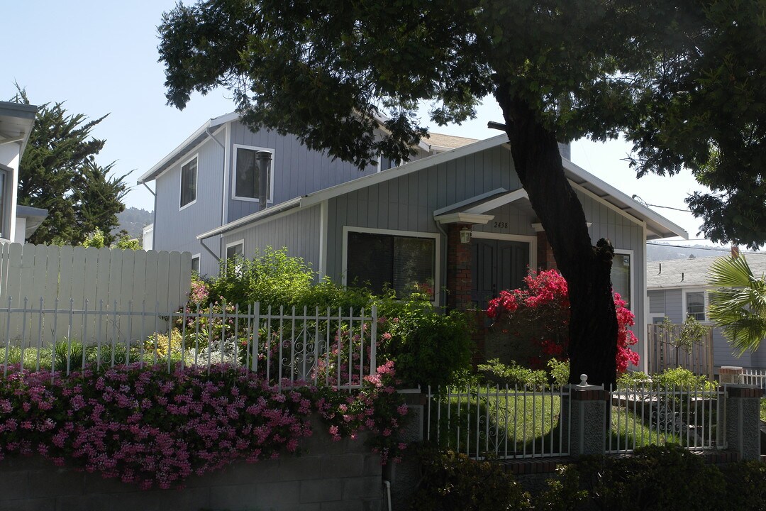 2438 Delmer St in Oakland, CA - Building Photo