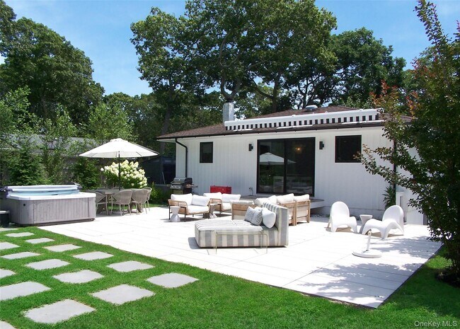 47 School St in Hampton Bays, NY - Building Photo - Building Photo