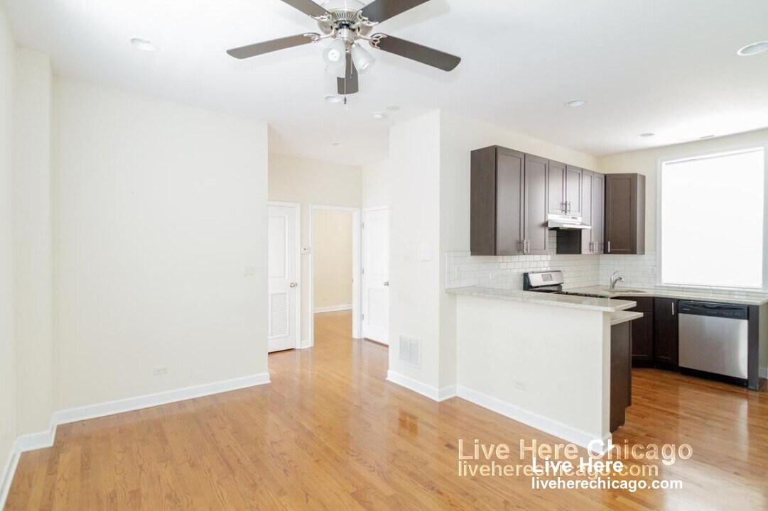 855 W Cornelia Ave in Chicago, IL - Building Photo